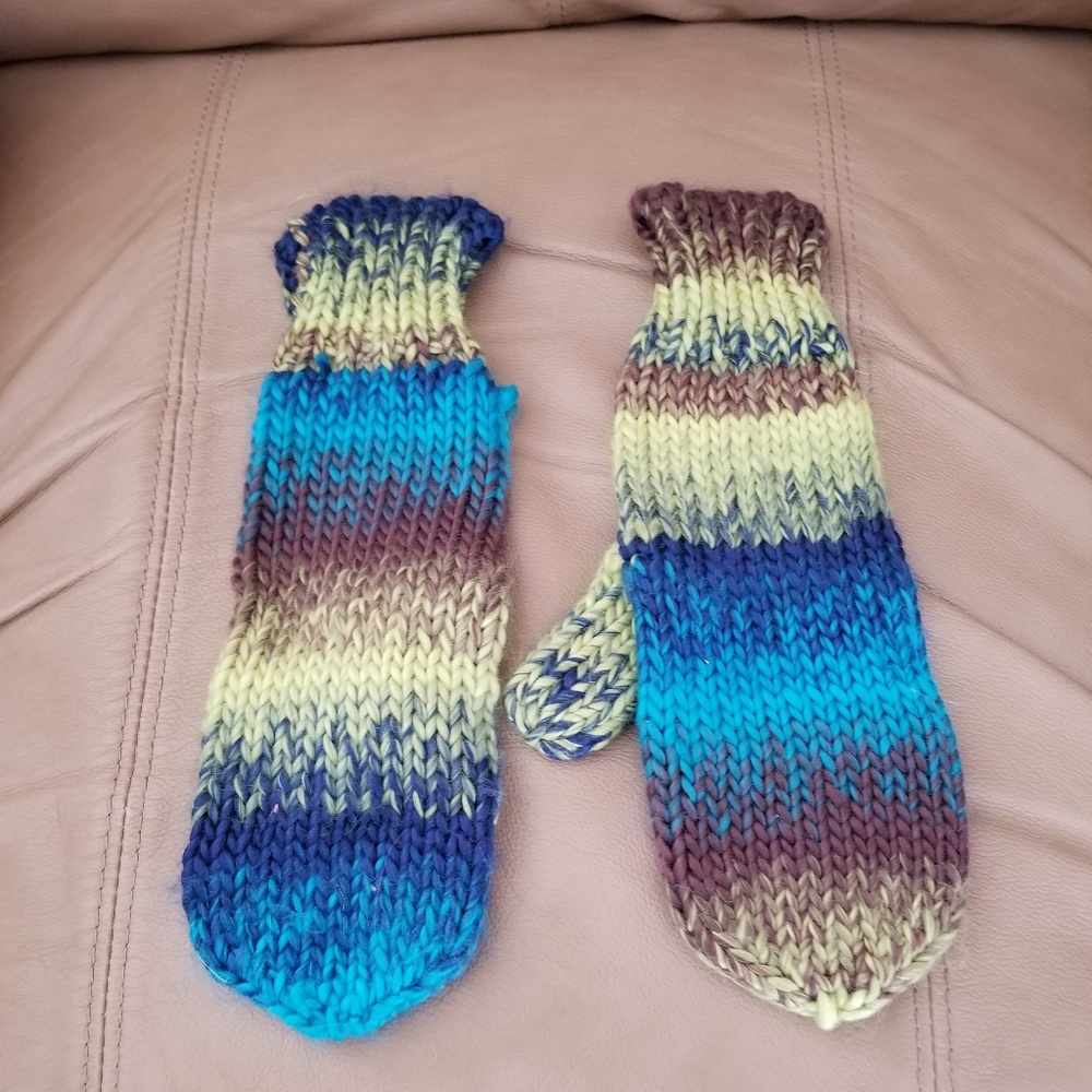 Urbanology Matching Scarf & Mittens - Picture 3 of 6
